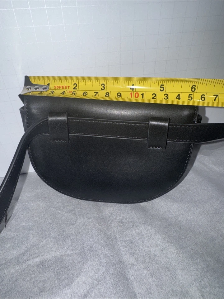 Bolso Cinturón Pequeño Negro Tono Dorado Herrajes Imitación Cuero Correa Ajustable Foto 3 de 4