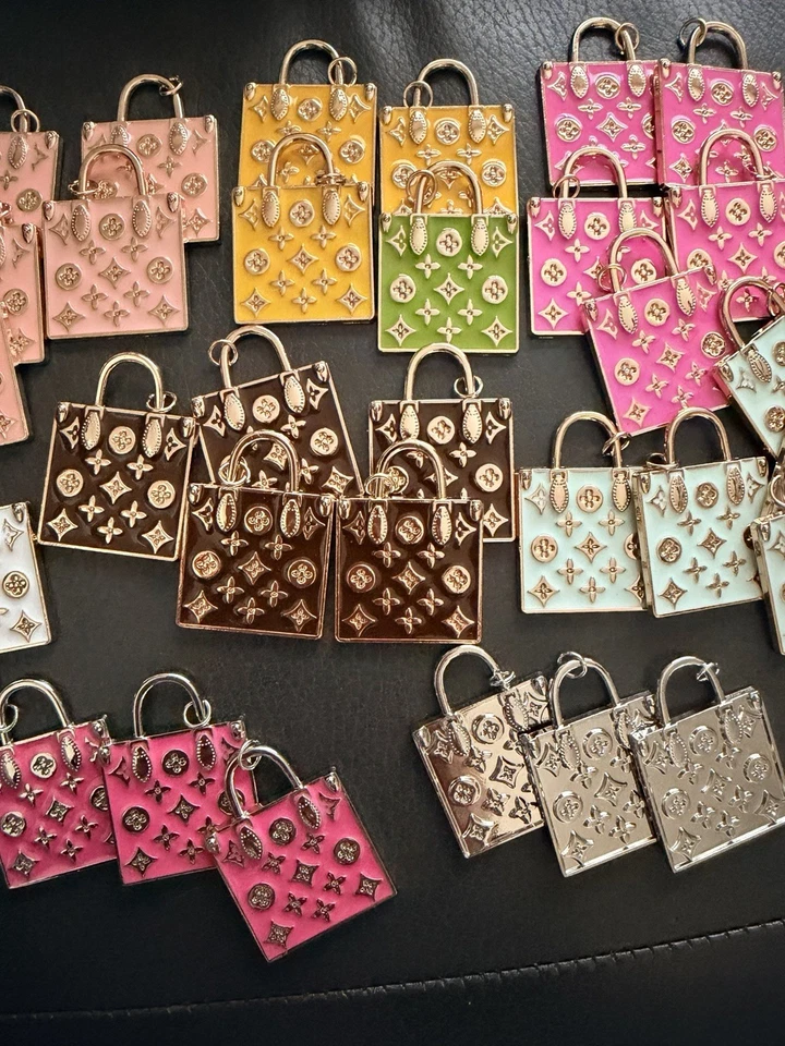 Louis Vuitton Lote de 36 Piezas Paquete de Dijes Foto 3 de 4