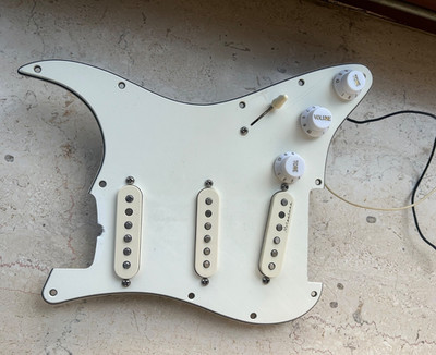 Fender Pre-Wired Strat Pickguard, Vintage Noiseless SSS Parchment - Single Coil