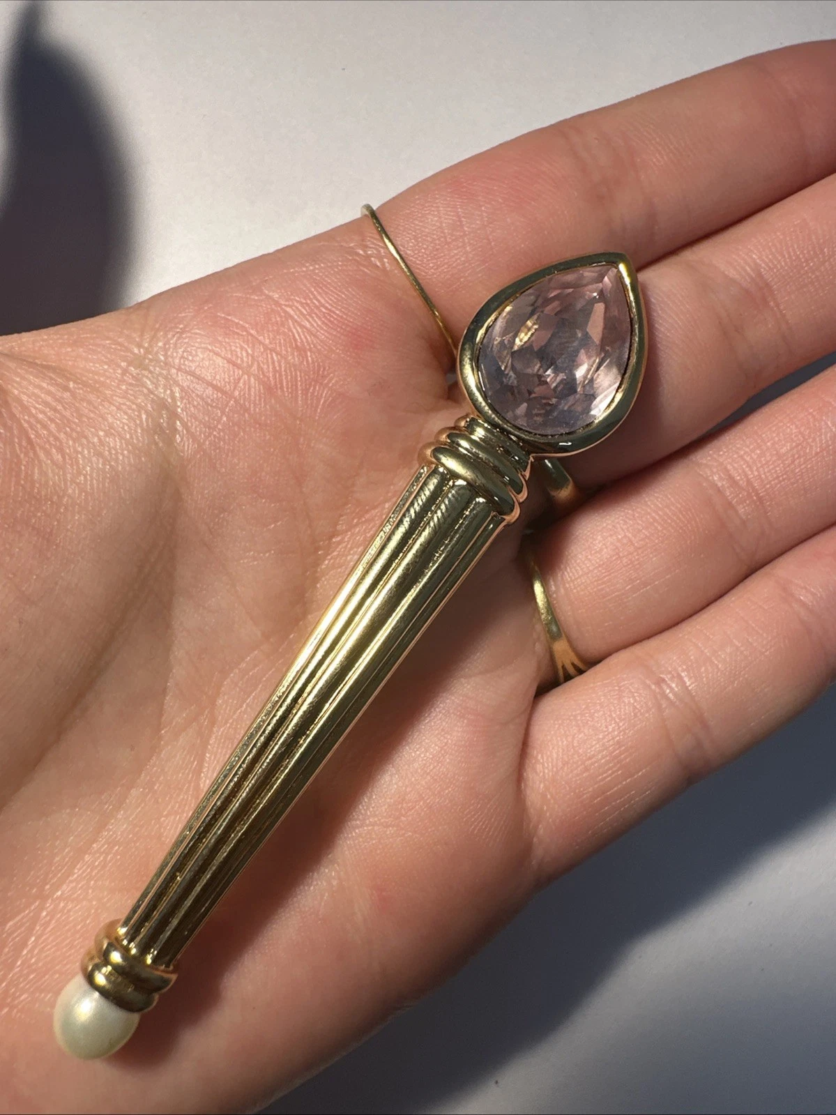 Broche, Pinceau Dorée Avec Pierre Rose Et Perle Bijoux Fantaisie