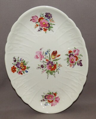 ANTIKE OVALE DESSERTSCHALE MIT GEPRÄGTEM RAND & HANDBEMALTEN BLUMEN UM 1810