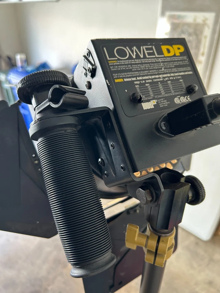 Lowel DP 1000W Continuous Tungsten Focus Flood Spotlight W/ POWER CABLE W/ Stand - Image 2 of 4
