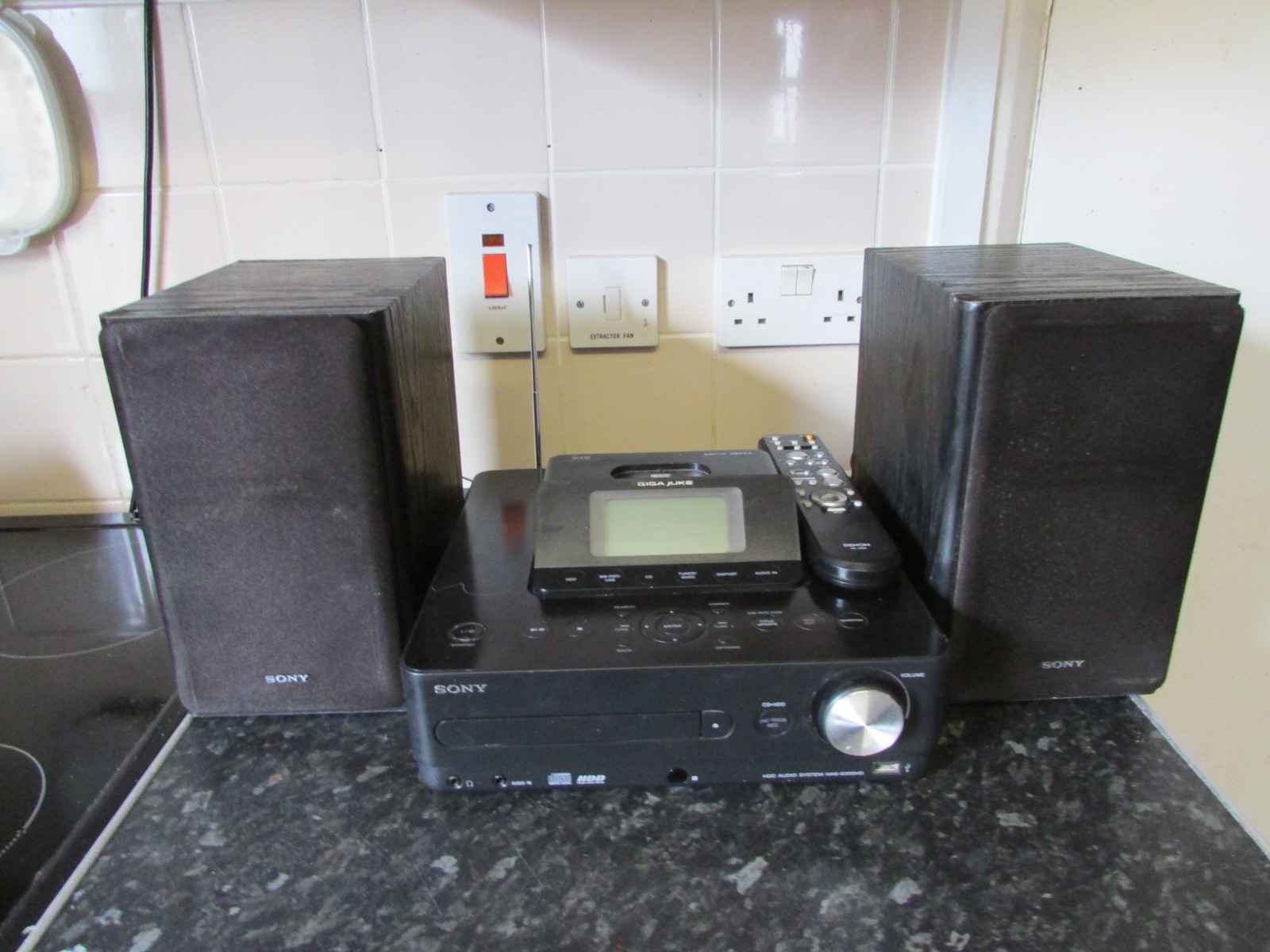 Sony Giga Juke NAS-E300HD Hi-Fi System CD Player/Ripper 80GB HDD With Speakers
