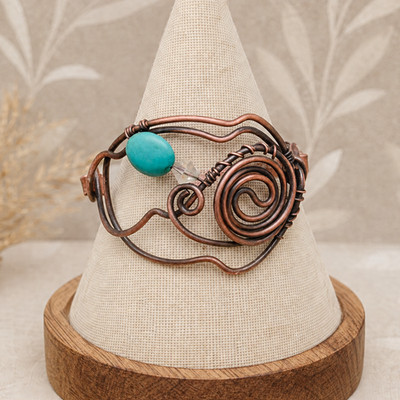 Handgefertigtes Manschettenarmband mit Kupferdraht umwickelt mit Türkis Edelstein.,