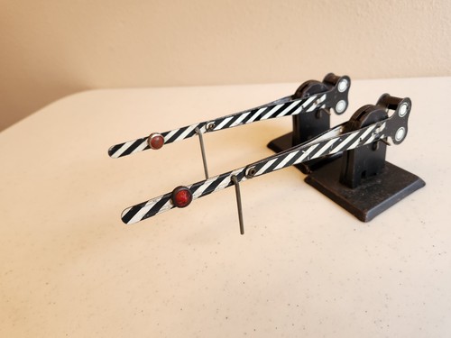 2 Marx Crossing Gates with Manual Locks - Picture 7 of 13