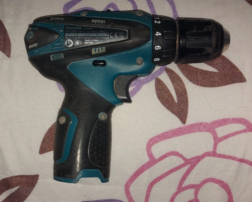 Makita DF330D valigetta, 3 batterie 10.8V, caricabatterie, corpo guasto omaggio - Immagine 4 di 4