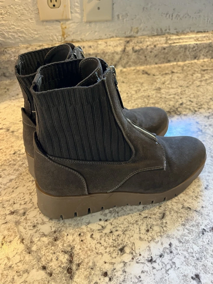 Women’s Anne Klein Flex Green Suede, Sock  Front Zip Wedge Bootie - Size 8 - Изображение 4 из 4