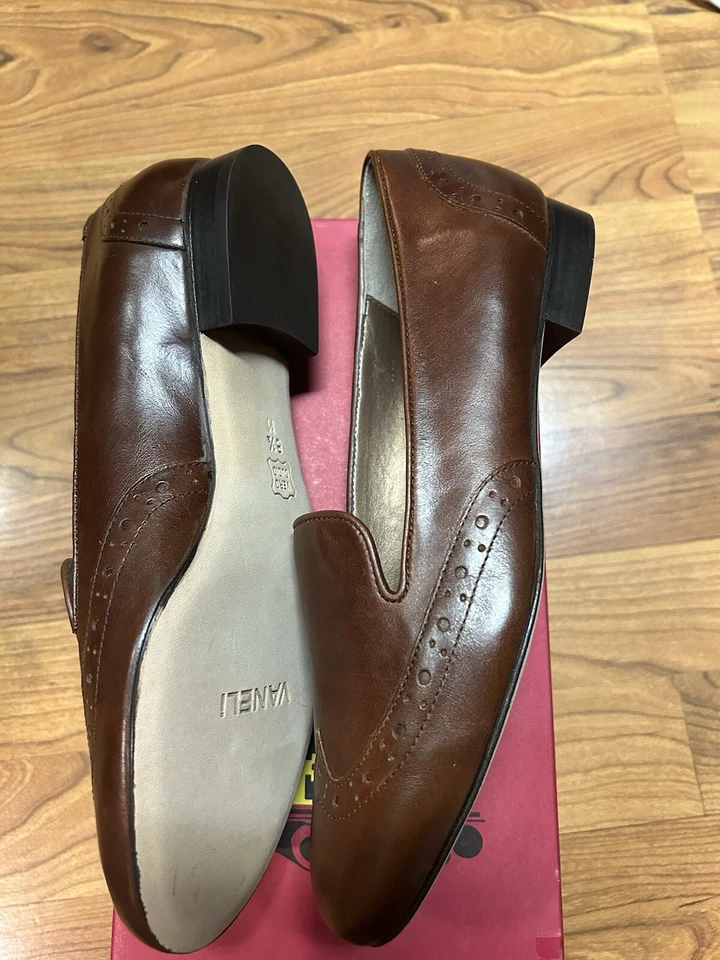 Zapatos informales para mujer VANELI Aigle Nut Calf talla 8 1/2 medianos con caja en muy buena condición Foto 3 de 4