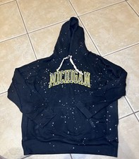 Tailgate Men’s Michigan Wolverines Black Paint Splattered Hoodie Sweatshirt XL