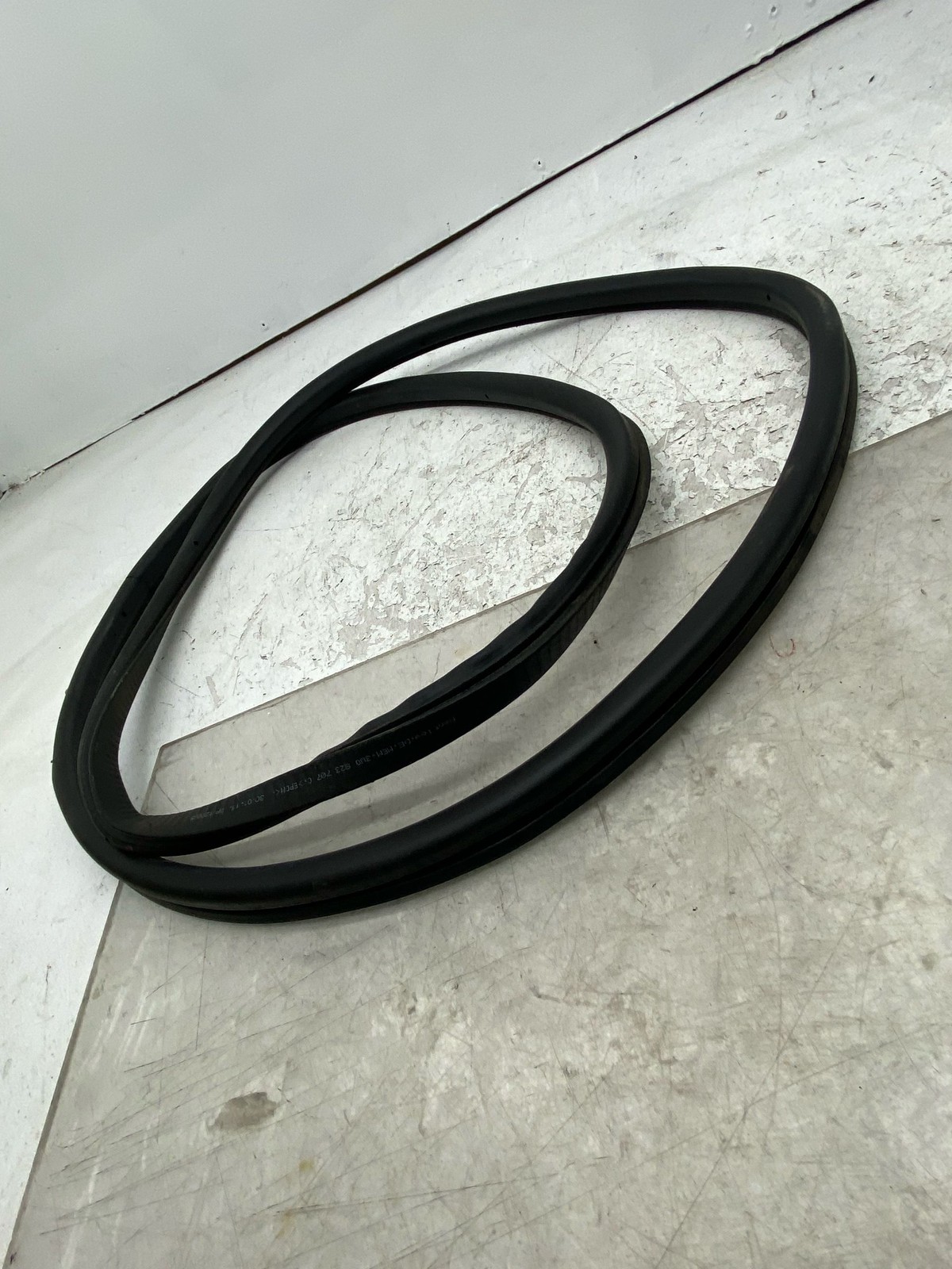 2013-2018 BENTLEY FLYING SPUR OEM FRONT HOOD WEATHERSTRIP SEAL 3W0823707C