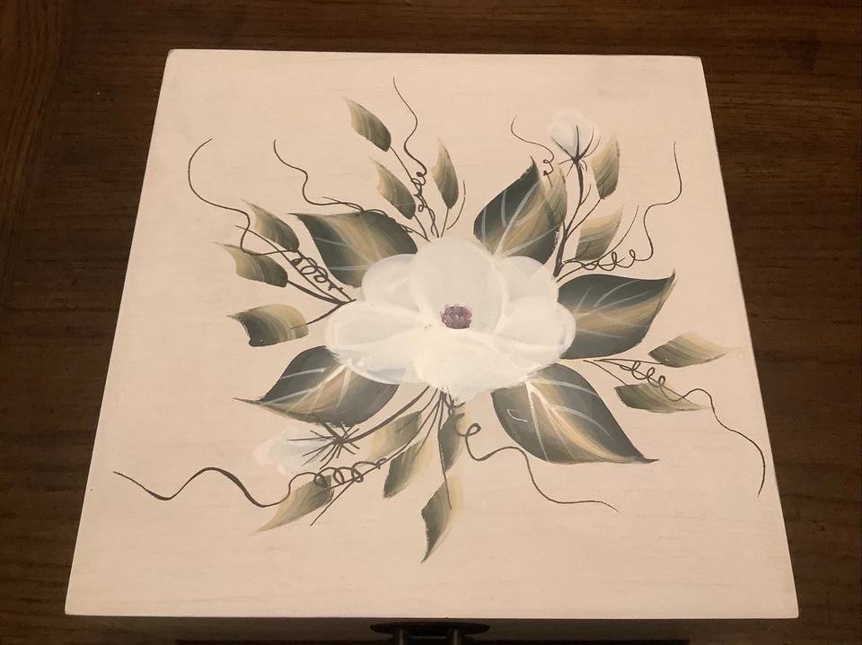 Caixa clássica de magnólia pintada à mão Thomas Pacconi. Creme. Venda de imóveis. 9x9x4,5 - Imagem 2 de 4