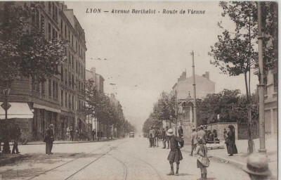 Old postcard - 69 - Lyon - Avenue Berthelot - Route de Vienne. Very animated.