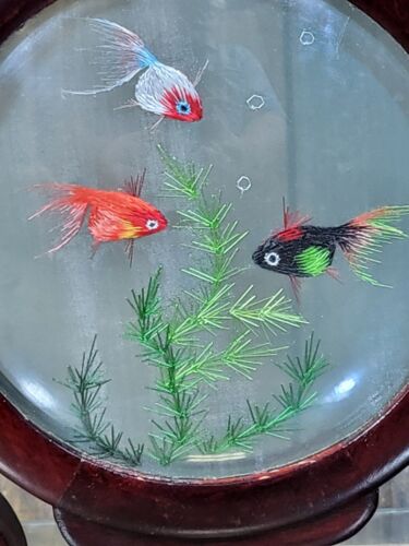 Arte asiático vintage decoración bordado seda pescado vidrio/madera parece una pecera - Imagen 2 de 7