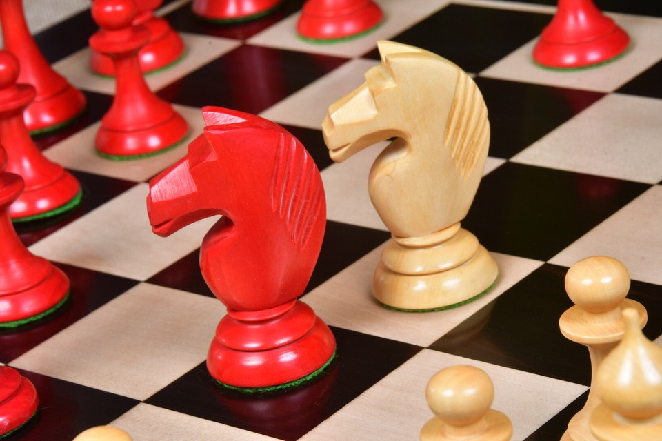 Jeu D'échecs Soviétique Rare – Lettonie – Années 50 – Pièces En Bois – Vintage