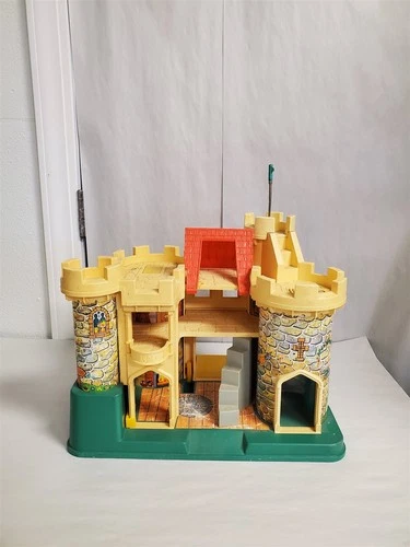 R-651 VINTAGE 1974 FISHER-PRICE LITTLE PEOPLE PLAY FAMILY CASTLE W/ACCESSORIES!