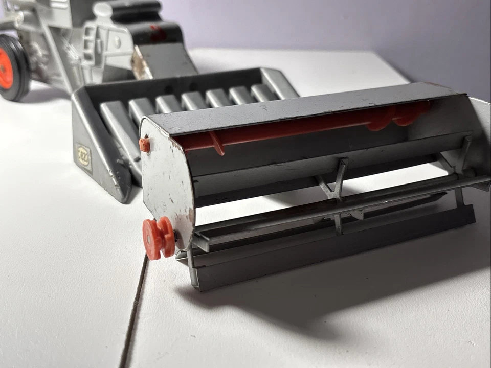 Vintage ERTL Allis Chalmers Gleaner Combine 1:32 Scale Diecast Farm Toy - Image 2 of 4