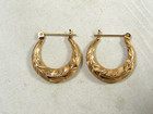 ..Vintage .14K Gold Graduated Textured Engraved Design Hoop Pierced Earrings... — photo 3
