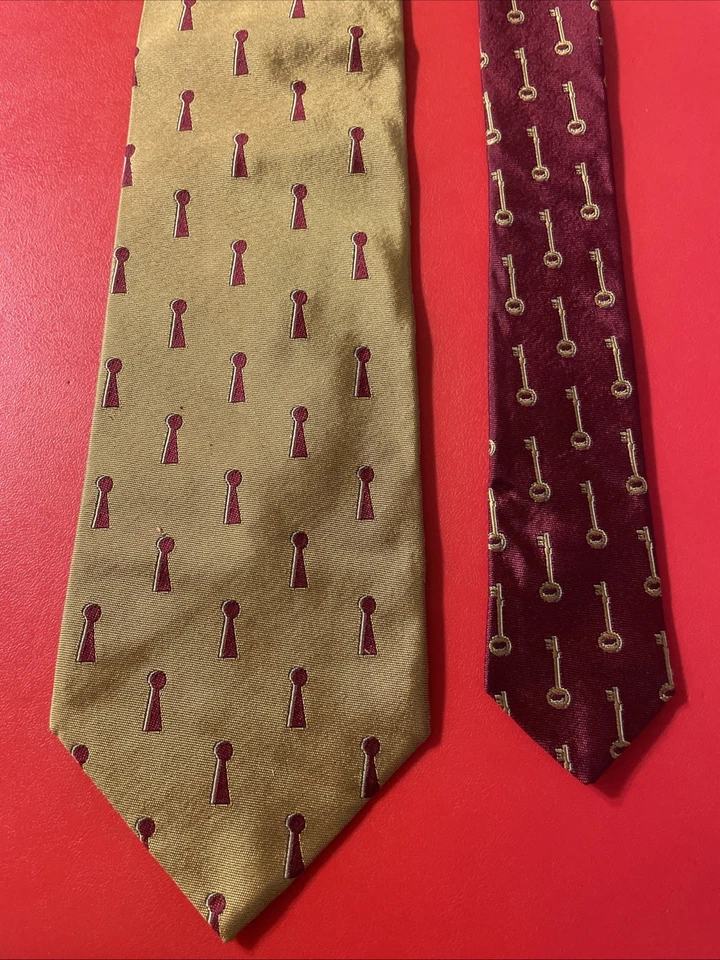 Corbata de seda Lee Allison de colección usada en excelente estado cuatro en manos/corbata temática de cerraduras Foto 4 de 4