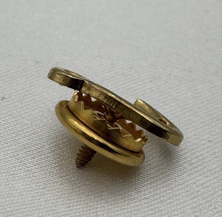 Gancho de pesca de colección pin trasero atornillado anzuelo tono dorado solapa abrigo sombrero corbata Foto 3 de 4