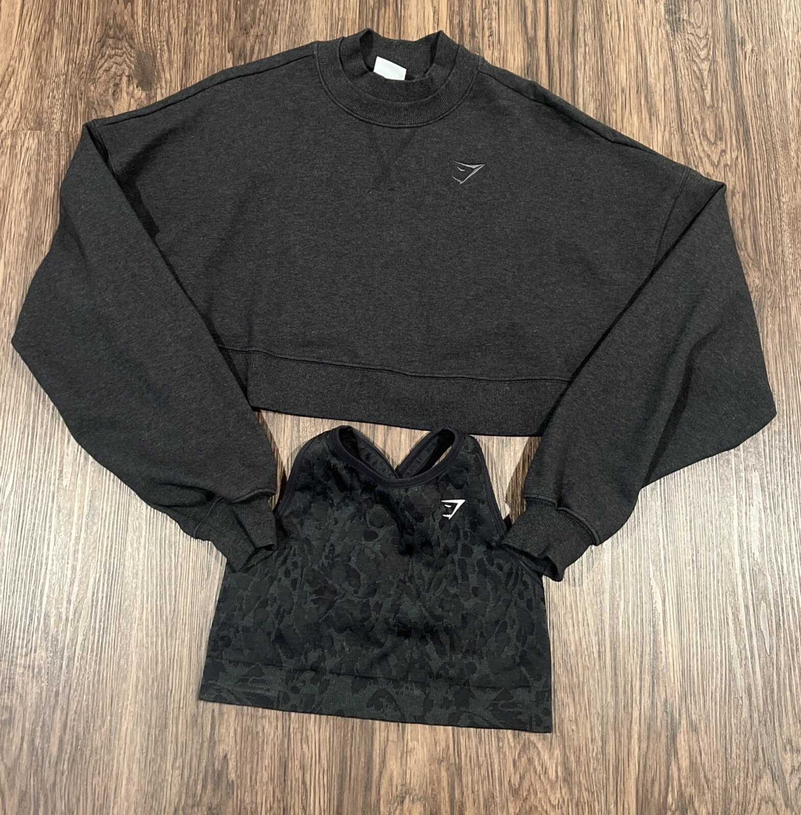 gymshark crop top logo long sleeve sport bra 