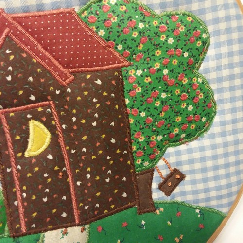 VTG Wooden Embroidered Hoop Frame Quilted 10" Outhouse Tree Country Primitive - Picture 4 of 8
