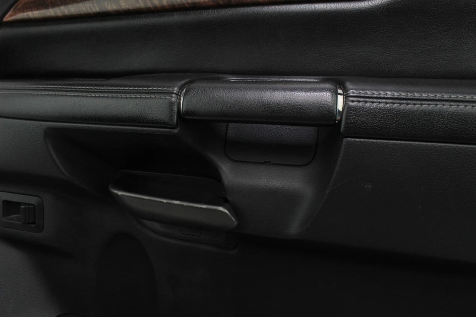 Nissan Armada 2008-2012 panel interior del lado del pasajero delantero derecho OEM Foto 2 de 4