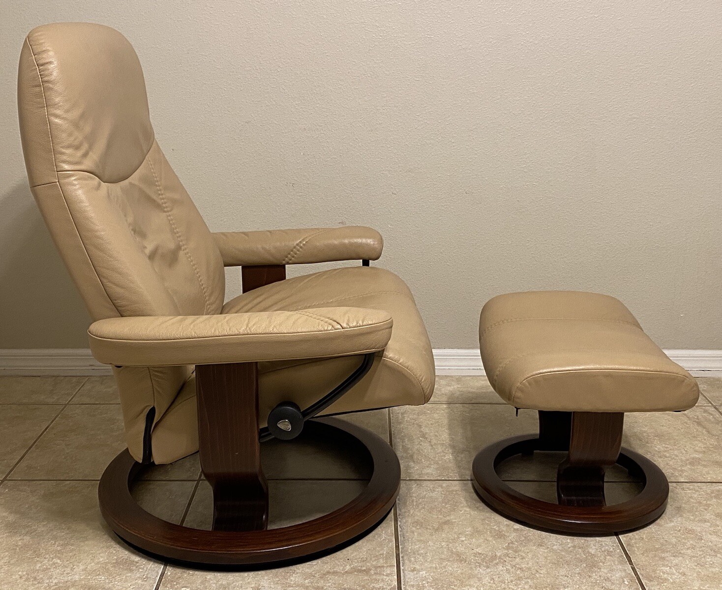 Ekornes Stressless Leather Recliner ‘Governor’ Chair & Ottoman Large Model