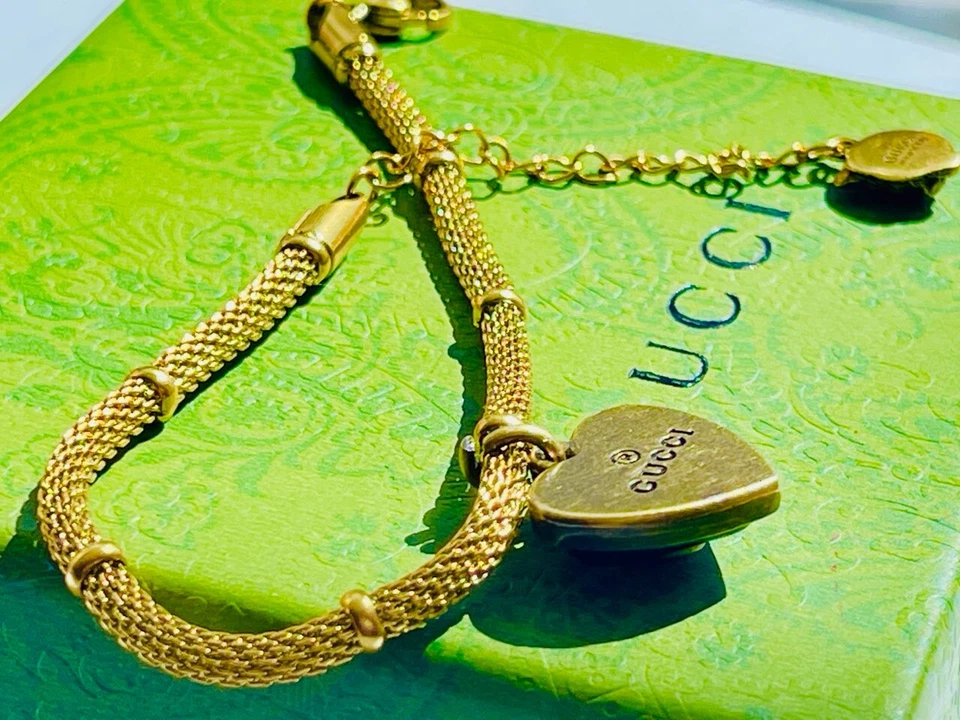 Pulsera Gucci Corazones Negros Logo GG Estampada Foto 3 de 4