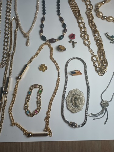 Vintage Mixed Lot Of Jewelry 30 Pieces Necklaces, Pins, Bracelets - Picture 7 of 18
