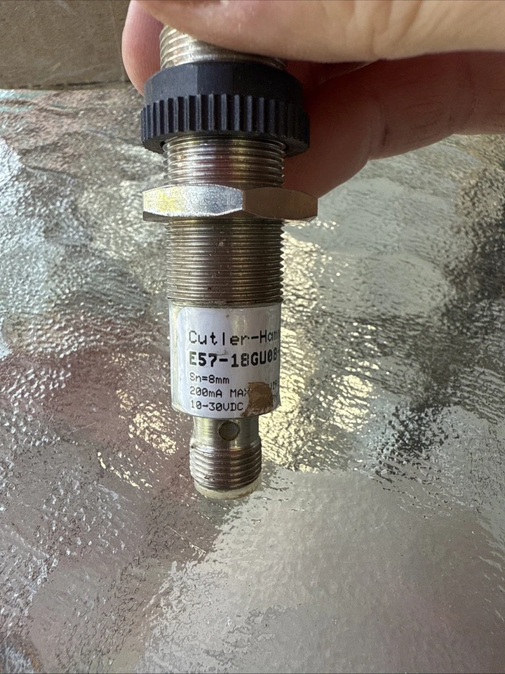 Cutler-Hammer E57-18GU08-GDB 10-30 V DC Proximity Sensor - Image 2 of 4