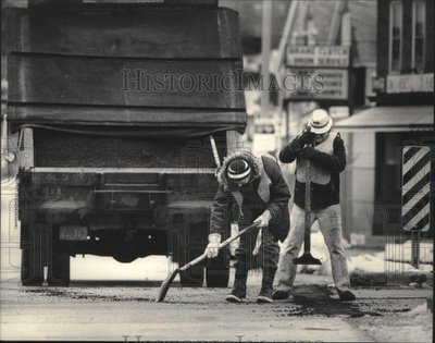 #ad 1983 Press Photo Milwaukee#x27;s Department Of Public Works Repairs Street Surface $23.88