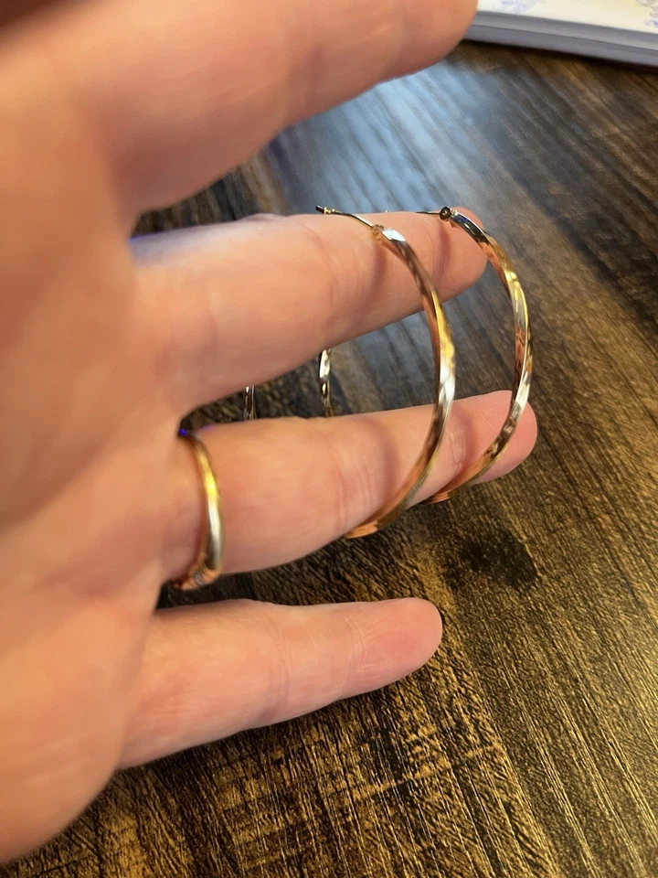 Auténticos pendientes de aro con corte de diamante de 10K estampados hermosos usados en excelente estado Foto 4 de 4