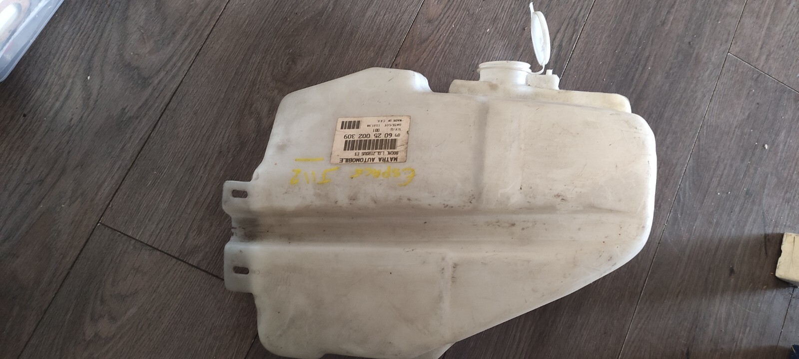 Reservoir lave-vitre origine Renault Espace 1 pour trajets et voyages en famille