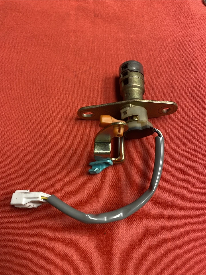 2000 - 2003 英菲尼迪 QX4 后后备箱锁开关原始设备制造商 — 第 2/4 张图片