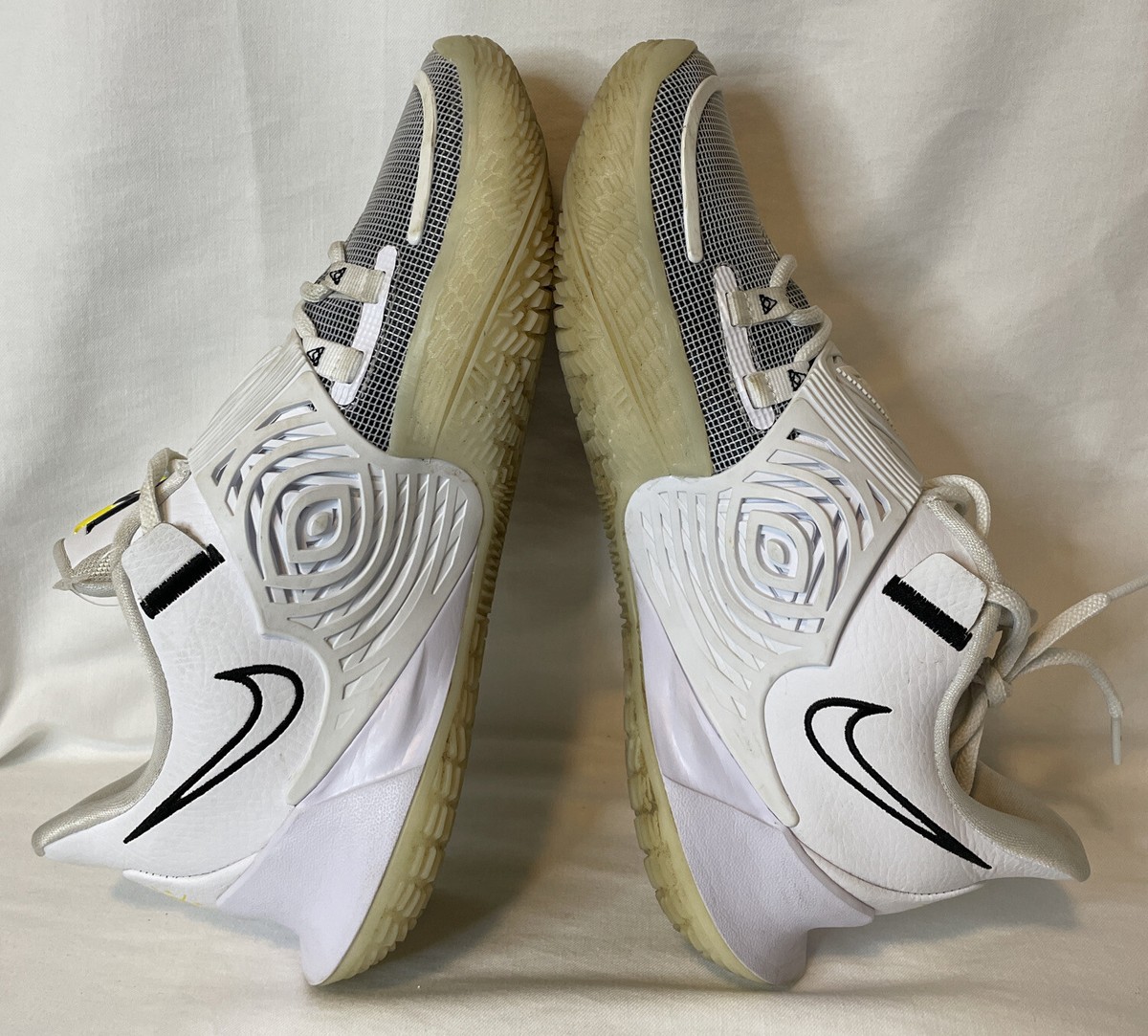 Nike Men's Kyrie Low 3 GLOW Eclipse Basketball Shoes White