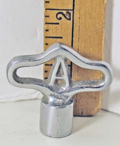 Vintage Pearl ? K - 080 Drum Tuning Key