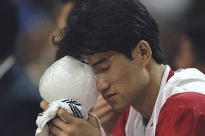 Xiao Yong of China ices his eye at the USA's 119 58 victory over C- Old Photo