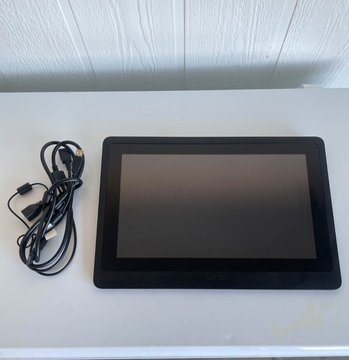 Wacom Cintiq 16 drawing tablet with HD Screen, UsedIncludes