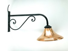 Lampada da esterno in ferro battuto con campana in rame lucido fissaggio a muro