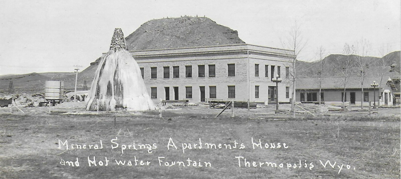 Photo Postcard Mineral Springs Apartments House & Fountain, Thermopolis