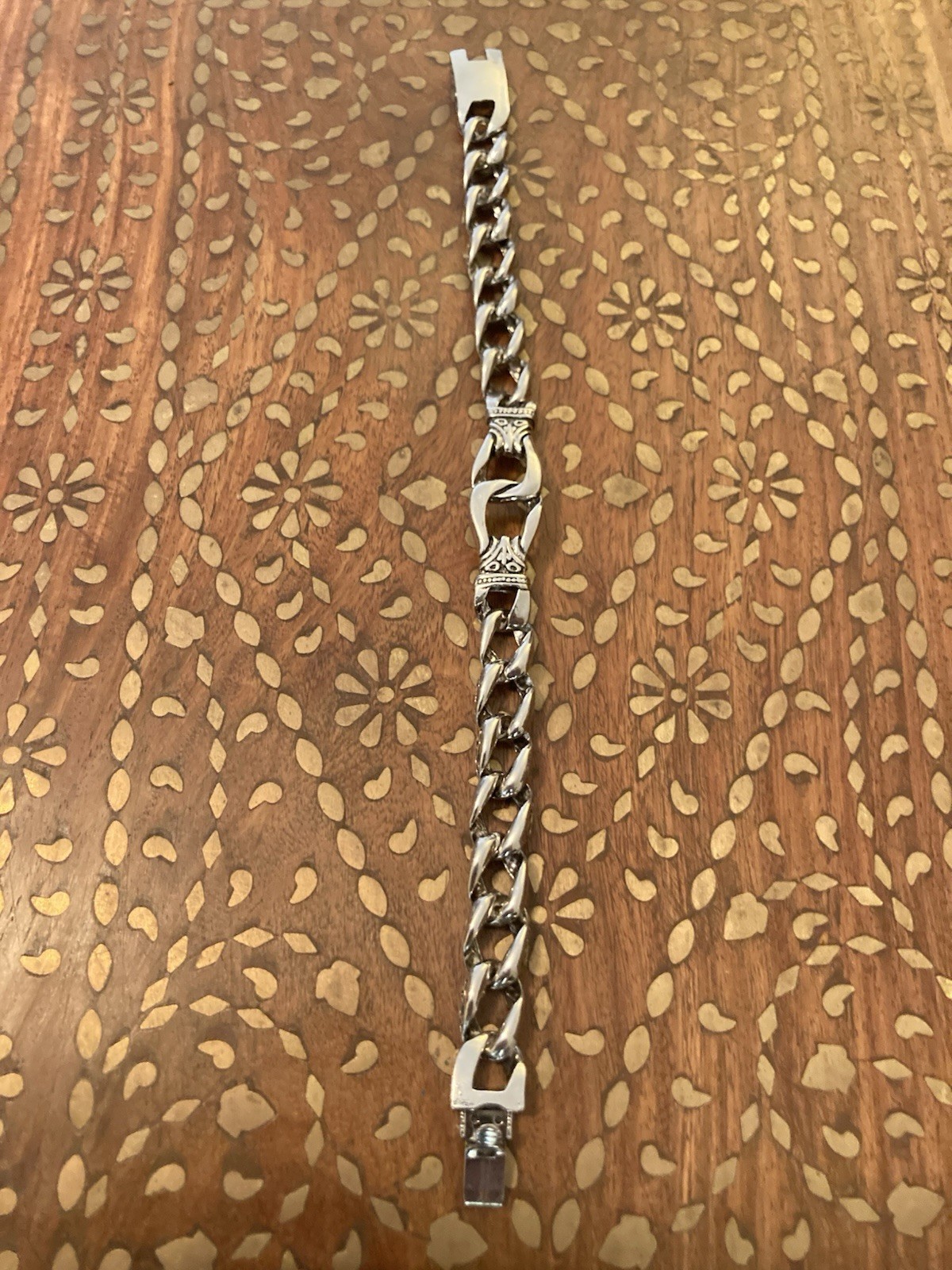 Bracelet infini en acier argenté 23 cm, l'accessoire mode du quotidien