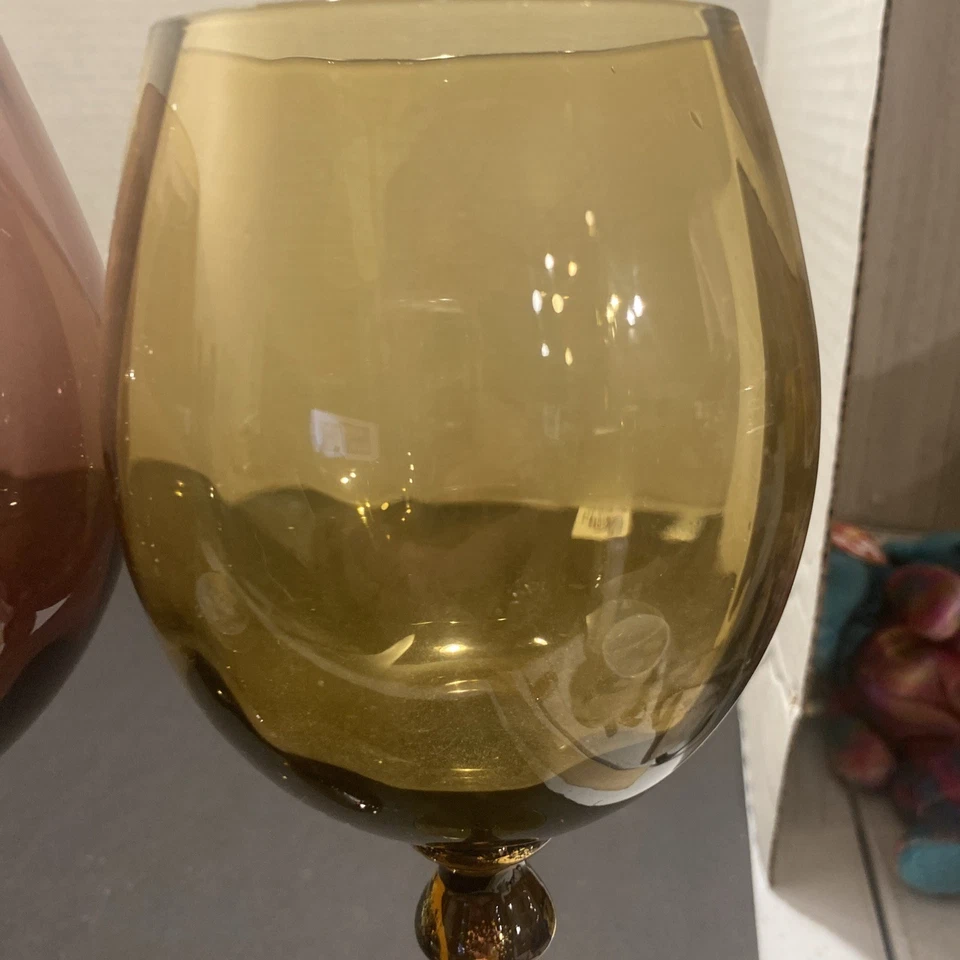 ¡MIRA! ESENCIALES PARA EL HOGAR Y MÁS ALLÁ COPAS DE VINO ROJO Y DORADO Y MORADO Nc Foto 2 de 4