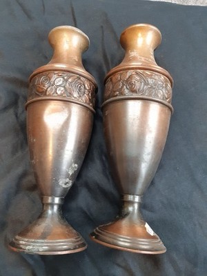 2 x Vintage Kupfer oder Bronze Vasen mit geprägtem floralem Design. 8,5 Zoll hoch