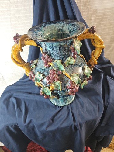 MAJOLICA VASE / URN FEATURES RELIEF THREE DIMENSIONAL GRAPE LEAVES - ANTIQUE - Picture 10 of 18