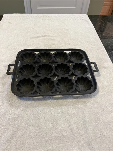 Vintage Wagner Unmarked Turks Head 12 Portion Cast Iron Muffin Pan