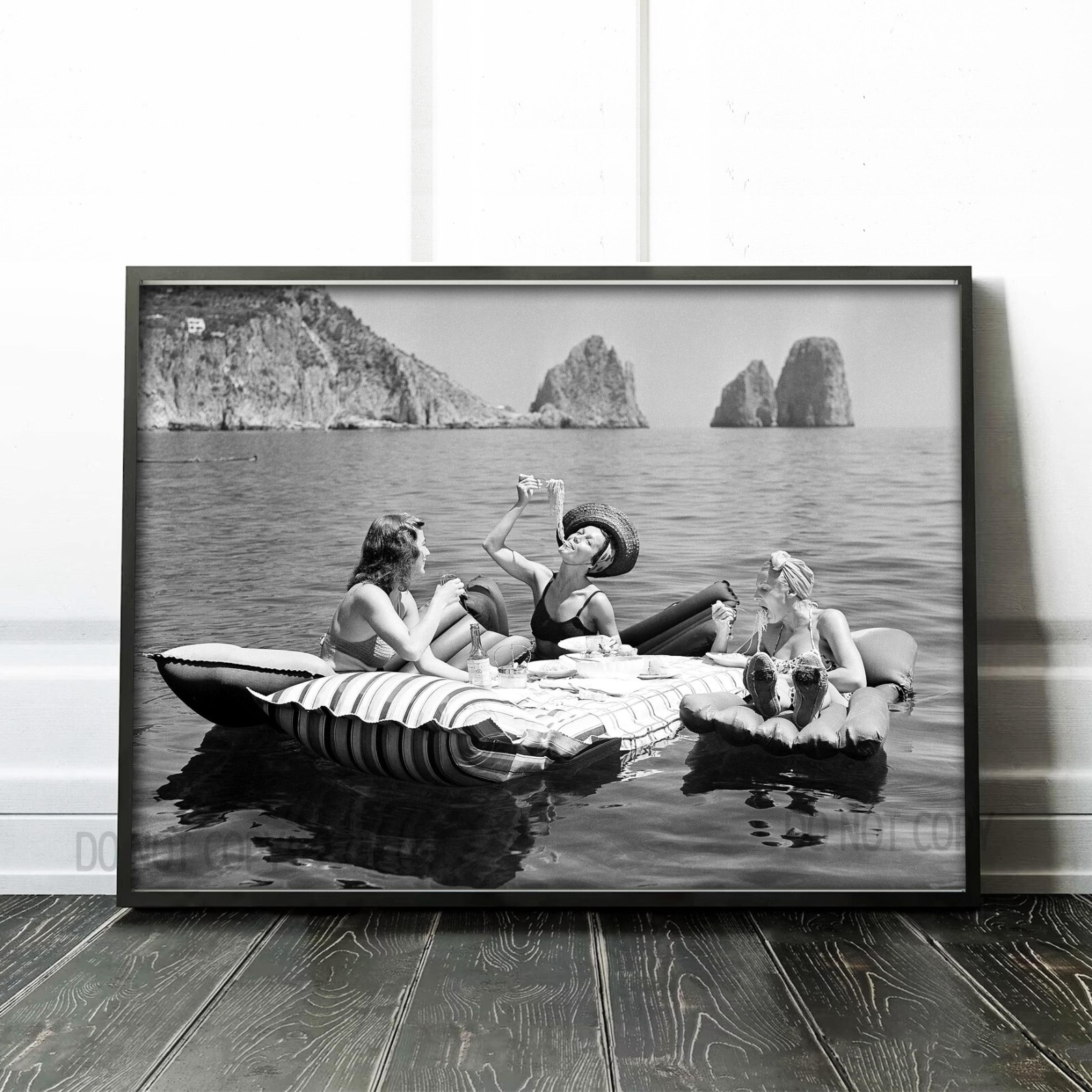 Almuerzo flotante, tres mujeres jóvenes comen espaguetis en el lago de Capri, 1939 Impresión