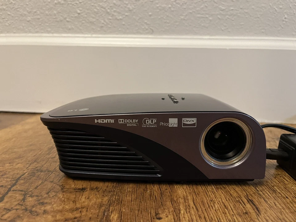 LG HS200G DLP HS200G-JE Portable Projector - HDMI, USB, SVGA, RCA w/ Power Adapt - Image 2 of 4