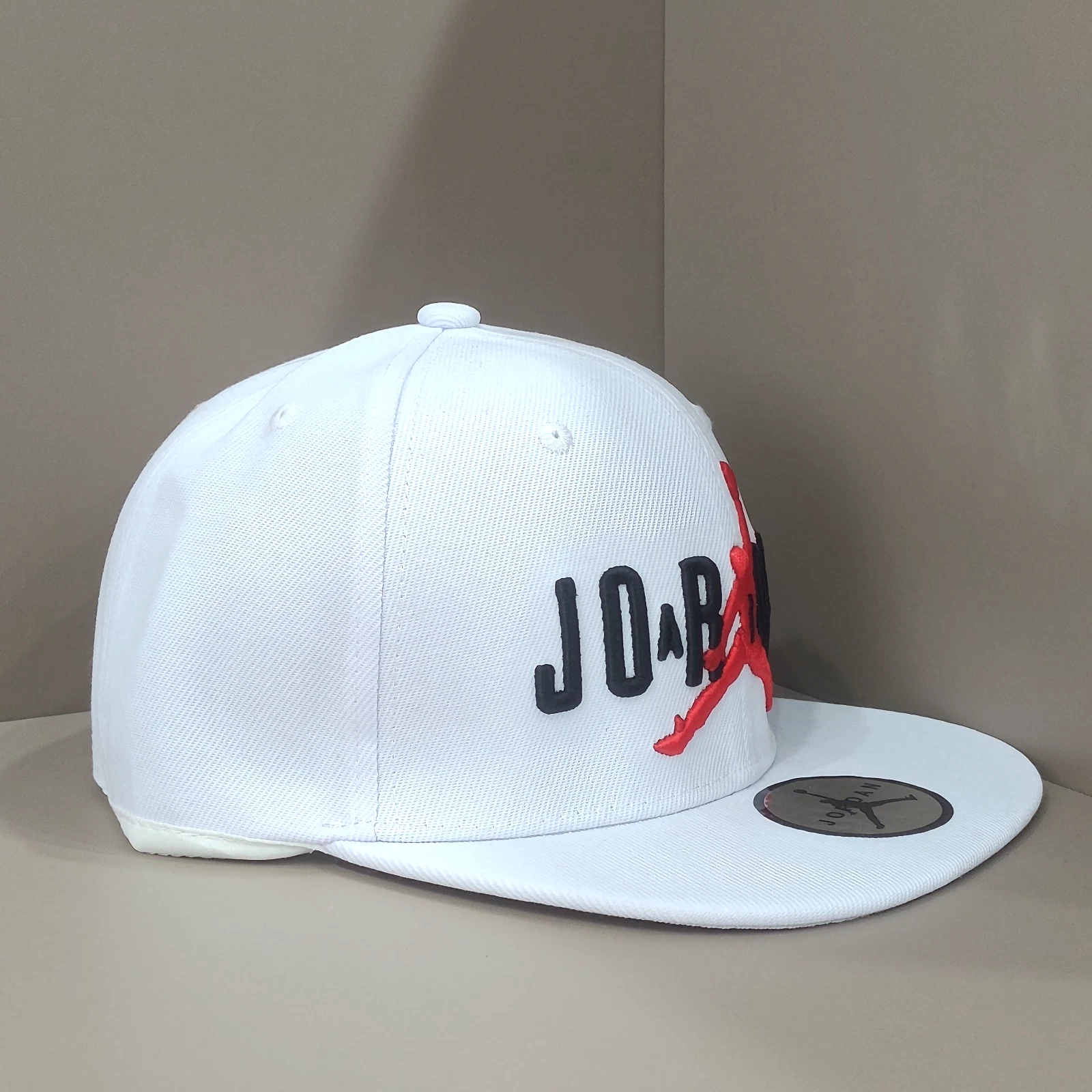 Jordan Outdoor Red Label White Flat Brim Cap with Embroidered Letters Adjustable
Opens in a new wind