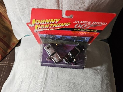 2002 Johnny Lightning James Bond 007 Goldfinger '64 Aston Martin/'55 Chrysler - Picture 9 of 9