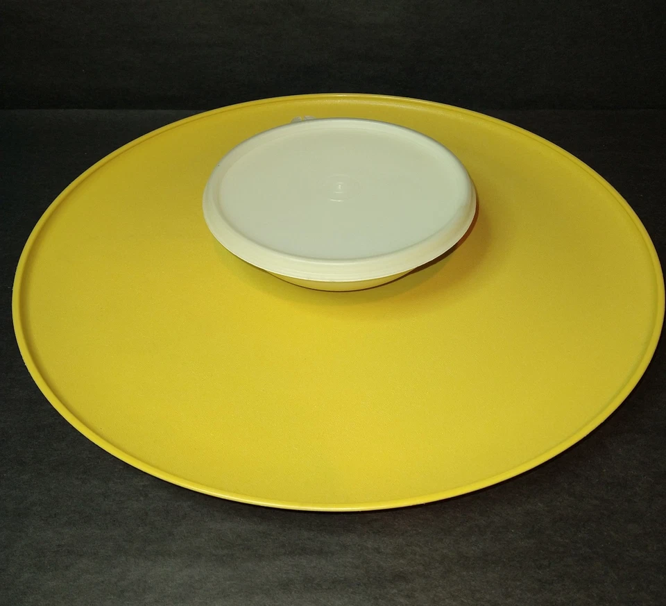 Bandeja de verduras Tupperware Dip-n-Serve de colección para chips y inmersiones 2 cuencos de inmersión con tapas Foto 2 de 4